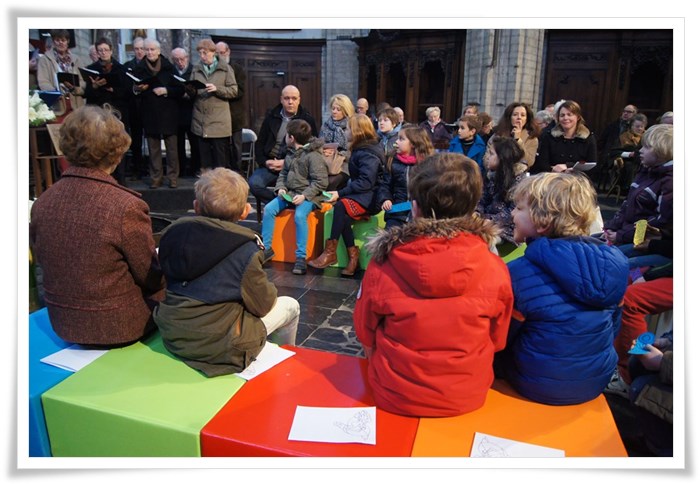 Kinderen zitten op gekleurde blokken