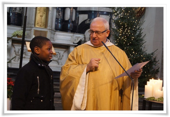 De priester met een van de kinderen