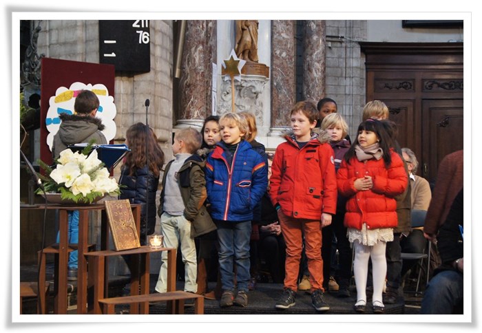 Kinderen stellen zich voor aan de gemeenschap