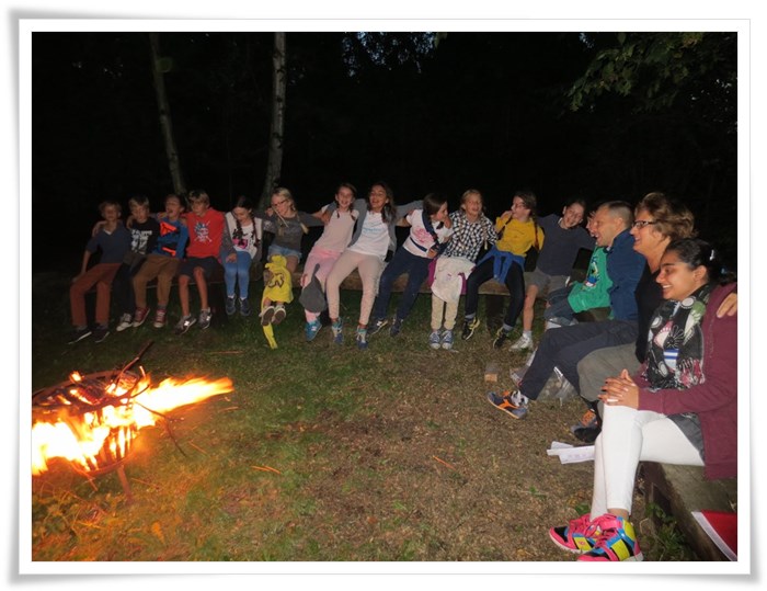 De vormelingen dansen rond het kampvuur