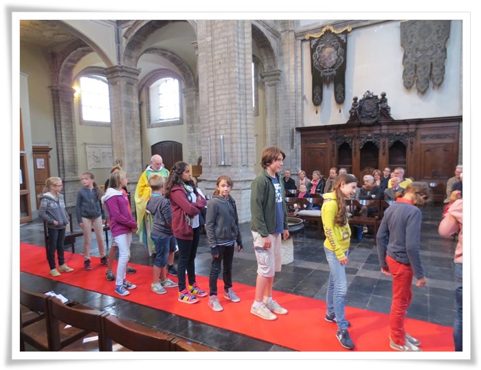 De vormelingen komen de kerk binnen op de rode loper