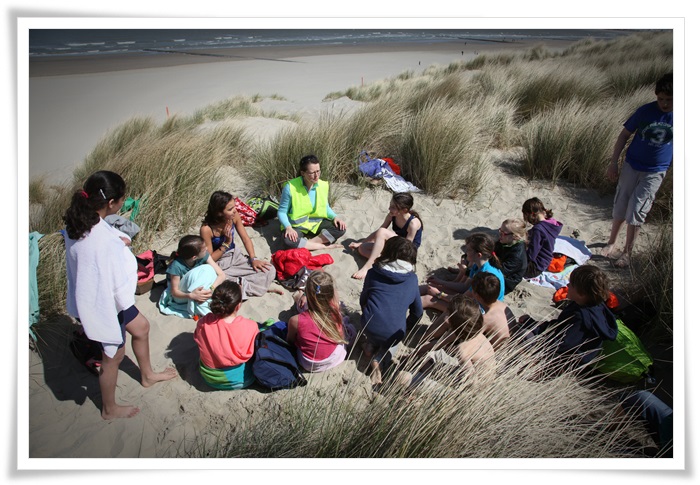 De groep verzamelt in de duinen