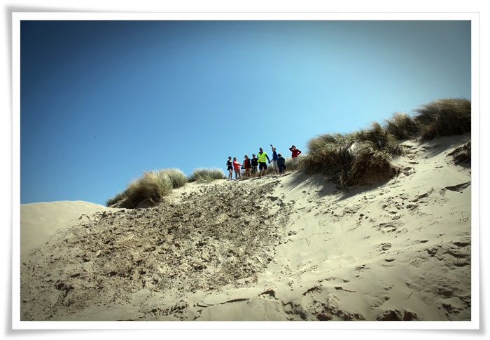 De groep bovenop een duin