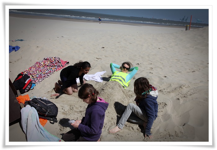 Begeleider bedolven onder zand