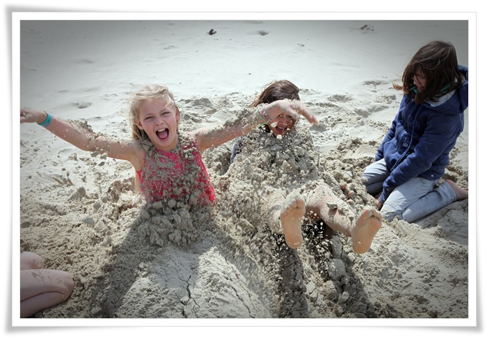 Twee meisjes maken zich los uit het zand