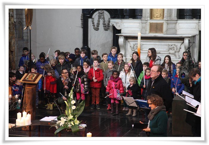 Alle kinderen zingen in koor