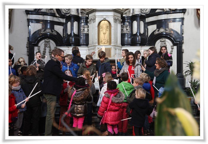 Het kinderkoor op de voorgrond