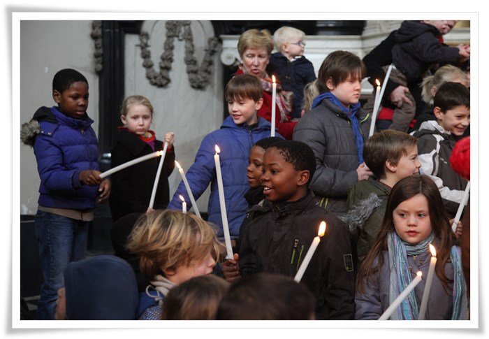 Kinderen met vlammende kaarsjes