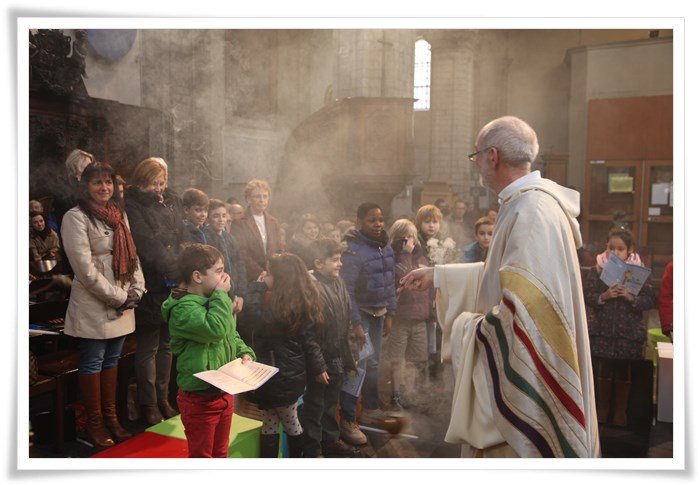 De priester zwaait de wierook rond