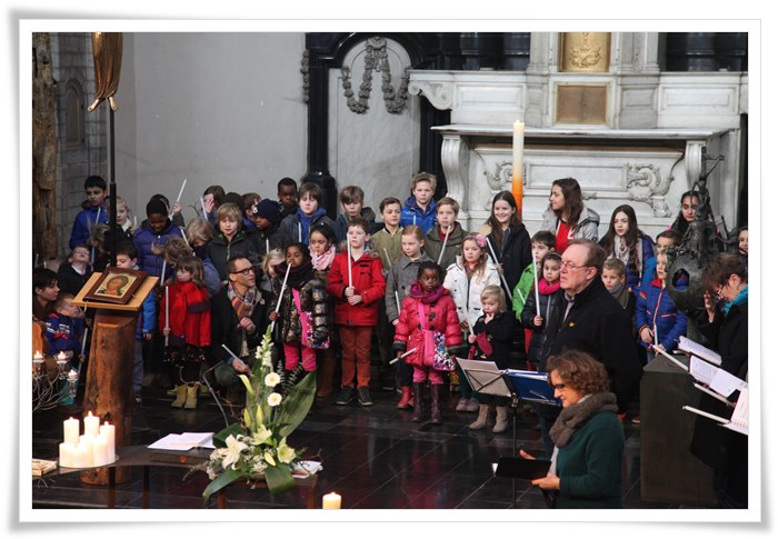 Het kinderkoor vooraan in de kerk