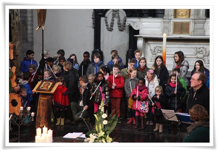 Goede bijtjes en vormelingen zingen in koor