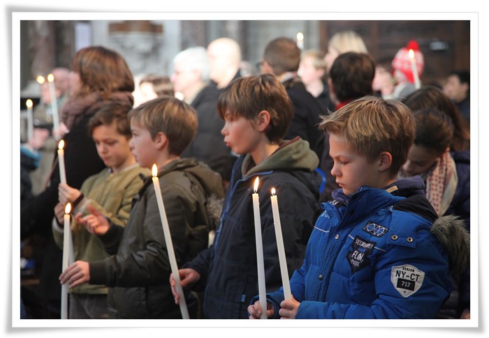 Vormelingen met brandende kaarsen